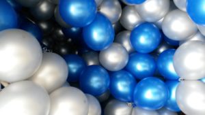 grote-stapel-zilver-metallic-blauwe-ballonnen