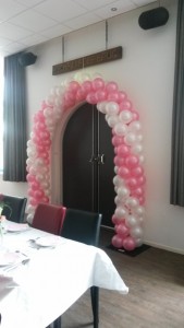 in4more-bruiloft-ballonnenboog-roze-wit-parelmoer-huren-friesland