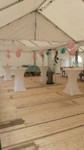 statafels-ballonnen-helium-bruiloft-feest-houten-vloer
