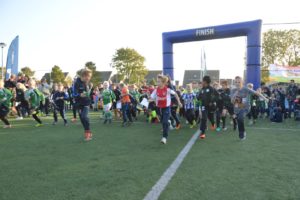 grote-groep-hardlopende-kinderen-starten-voor-hardloopwedstrijd